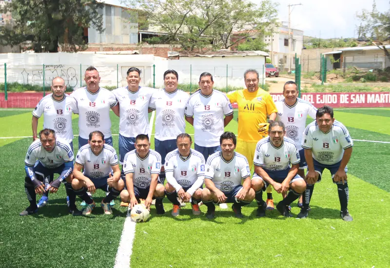 Jugadores del equipo Mezcal Barranco en el campo de juego durante el partido donde, a pesar de la derrota, lograron calificar a la siguiente ronda.