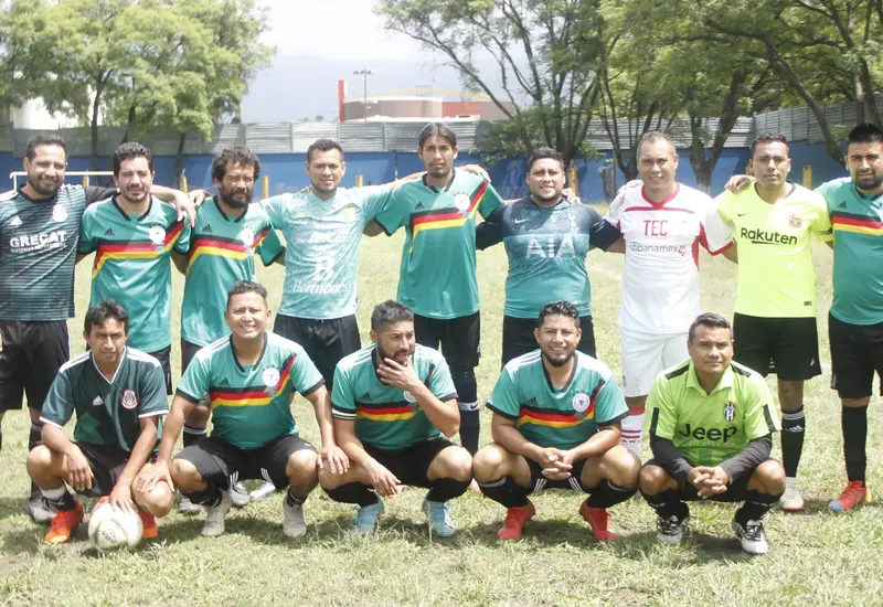 El equipo de veteranos El Tecnológico posa durante la segunda jornada de la nueva Liga Premier de Futbol a la que se integraron.