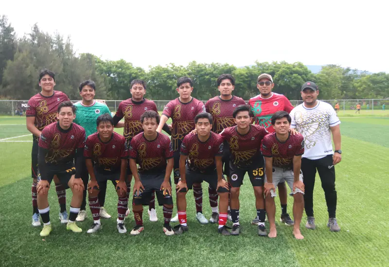 El equipo de fútbol de Zaachila compitiendo intensamente durante el partido de la Copa Telmex 2026, donde fueron eliminados por Cuilápam.