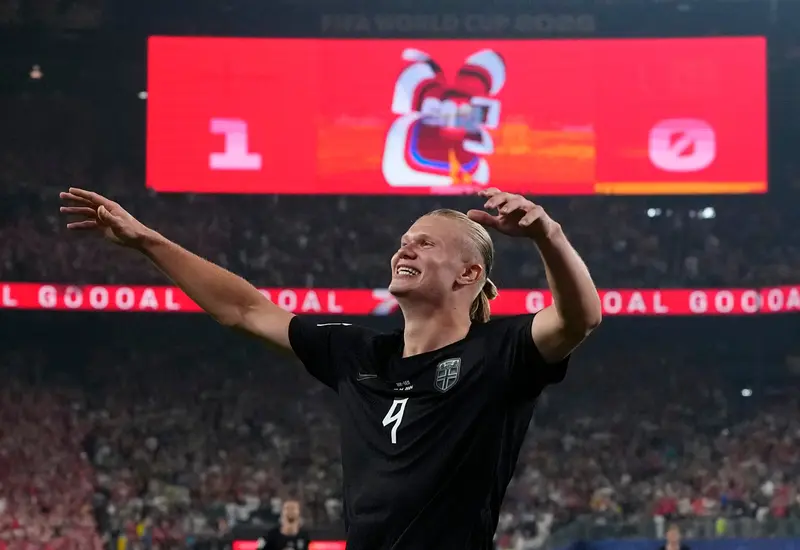 El futbolista noruego Erling Haaland, apodado El Vikingo, celebra uno de sus dos goles durante el triunfo de Noruega 3-2 sobre Irak.