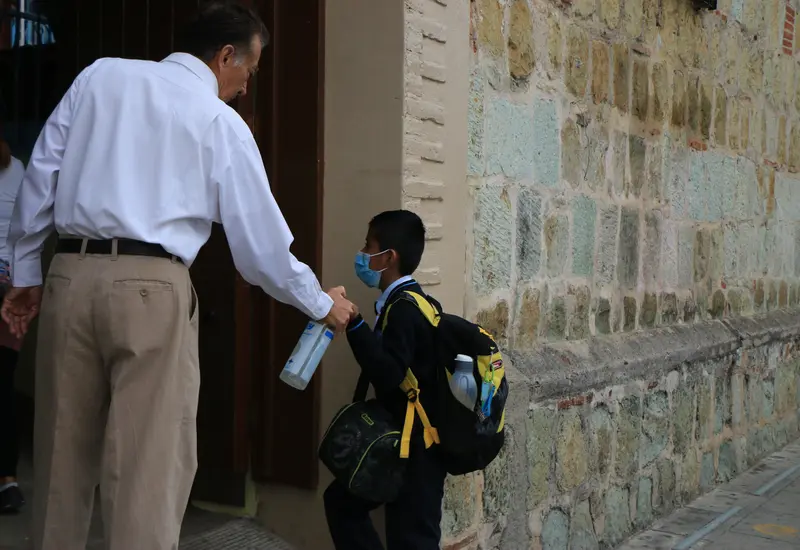 El programa La Escuela es Nuestra de la SEP invierte más de mil 285 millones de pesos para beneficiar a las escuelas de Oaxaca.