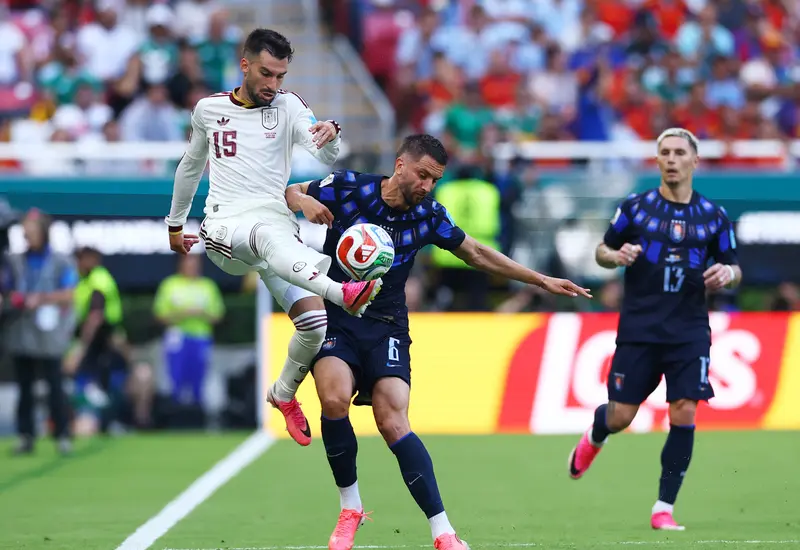 Jugadores de la selección de España y Uruguay disputan el balón durante el partido que terminó con victoria española por marcador de 1-0.