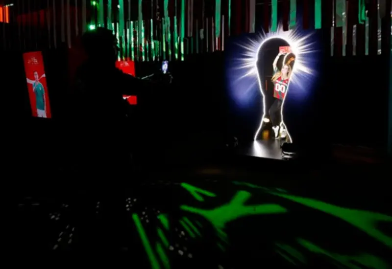 Una persona en su computadora viendo una transmisión ilegal de un partido del Mundial, representando el gancho principal para estafas en línea.