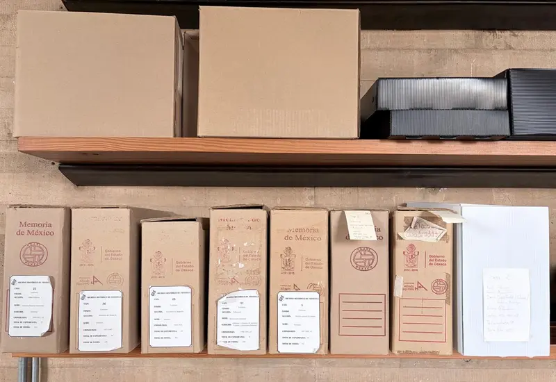 Cajas de archivo AG12 que contienen valiosos expedientes fotográficos en la fototeca del AGEO, como parte de la memoria visual de Oaxaca.