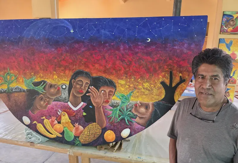 Retrato del artista oaxaqueño Enrique Flores, referente de la plástica contemporánea y promotor de la cultura y tradiciones artísticas de Oaxaca.