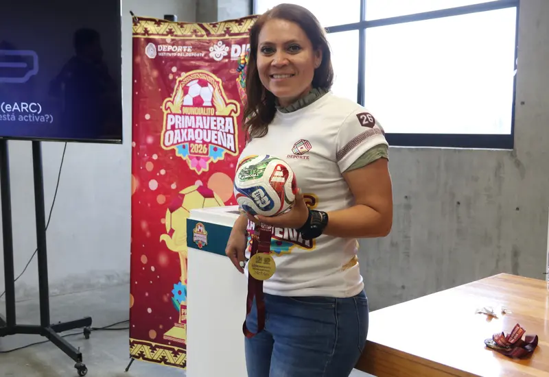 La árbitra profesional Francia González, quien ha participado en el VAR y como Cuarto Árbitro en partidos de la Liga MX.