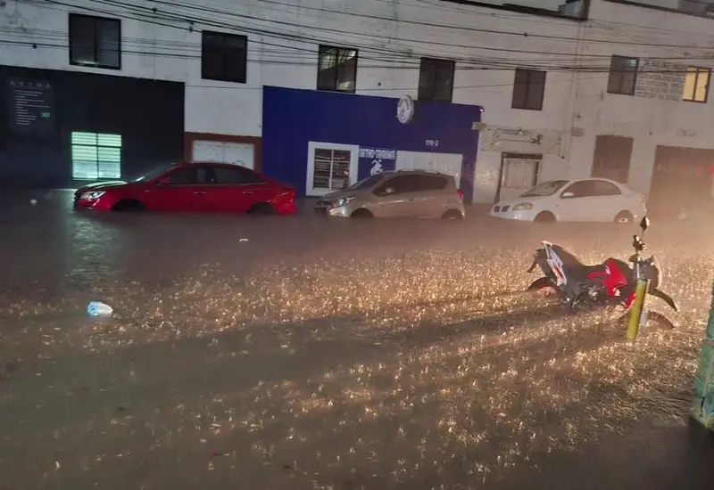 Una calle de la ciudad de Oaxaca se observa con grandes encharcamientos e inundaciones tras las fuertes lluvias que azotaron la capital.
