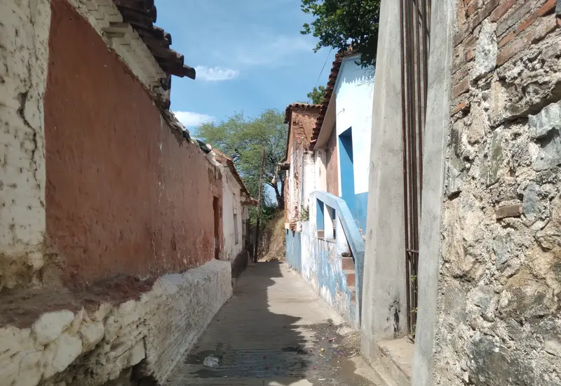 Una gran fuga de agua potable en la calle, desperdiciando miles de litros mientras los vecinos de la zona sufren por la escasez del servicio.