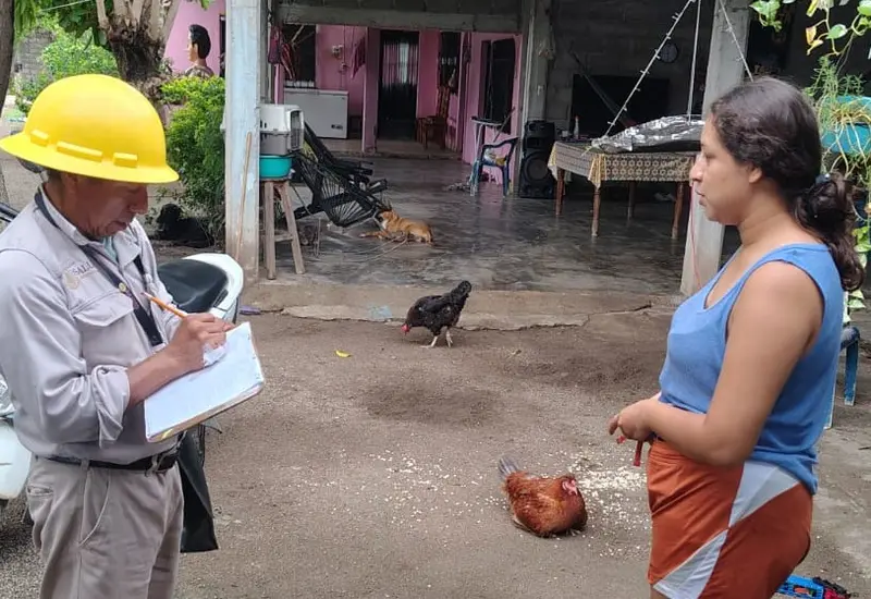 Personal de salud realiza fumigaciones en el Istmo de Oaxaca como parte del operativo especial para combatir el dengue durante la temporada de lluvias.