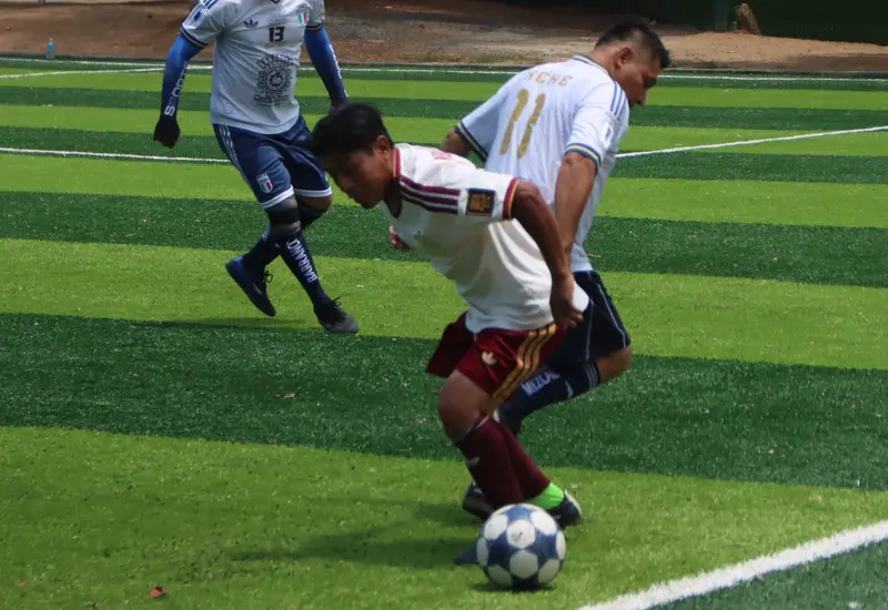 Jugadores compiten en un partido de la Liga Futbol Premier Dominical en San Martín Mexicápam, donde participa el equipo Jaibas Bravas.