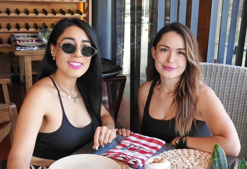Georgina Padilla y Monse Linares sonríen para la cámara mientras disfrutan de un recorrido por los mejores lugares de la ciudad de Oaxaca.