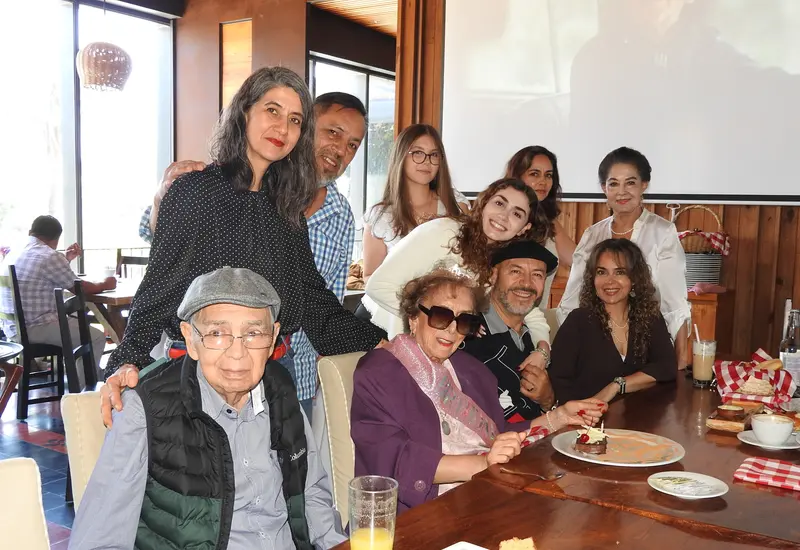 Gloria Ortiz de Guerrero celebra su cumpleaños rodeada del cariño de su hijo Jorge Guerrero, familiares y amigos durante una amena reunión.