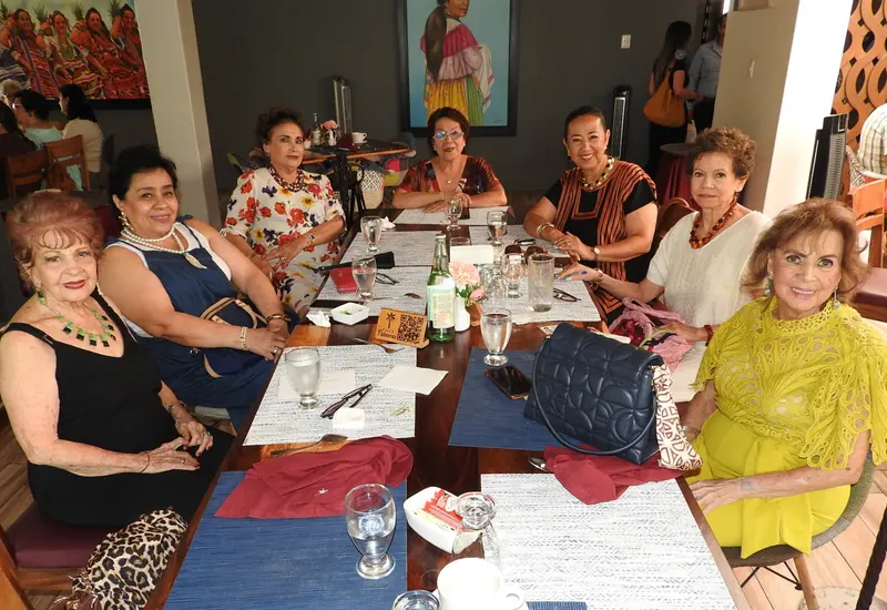 Leonor Ballesteros de Hurtado, Maru Reyes, Irene Rodríguez de Díaz y amigas posando sonrientes durante una reunión para compartir momentos especiales.