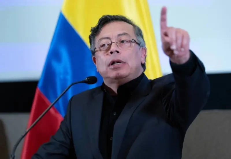 El presidente de Colombia, Gustavo Petro, denuncia un complot de sectores conservadores para frenar el progresismo en Colombia y México.