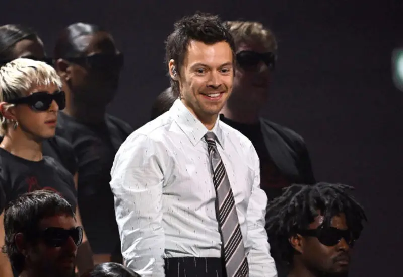 El cantante Harry Styles se desploma sobre el escenario de Wembley tras sufrir un episodio de asfixia durante una dinámica con agua en su concierto.