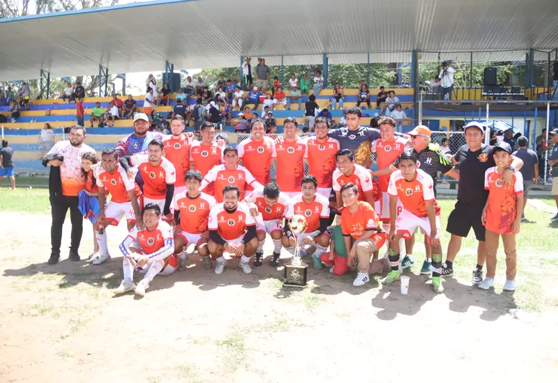 El equipo de fútbol Holanda Hecsan celebra la obtención de su tricampeonato en la final de la Liga Mayor A de Oaxaca.