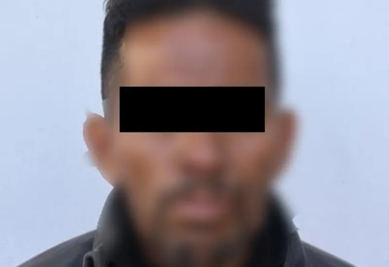 Un hombre, presunto responsable del robo de una escalera, es detenido y puesto bajo custodia por agentes de la policía municipal.
