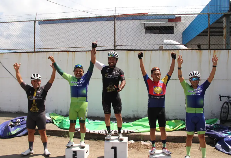 Hugo Juan Sánchez en el podio de premiación junto a los otros competidores más rápidos de la categoría máster 36.