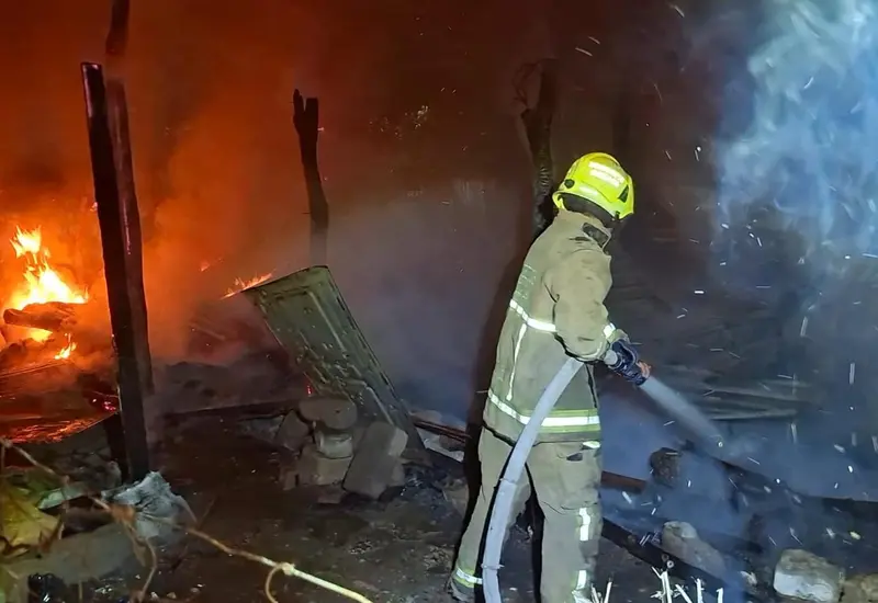 Una casa en la colonia COCEI queda reducida a cenizas y escombros después de ser consumida por completo por un voraz incendio.