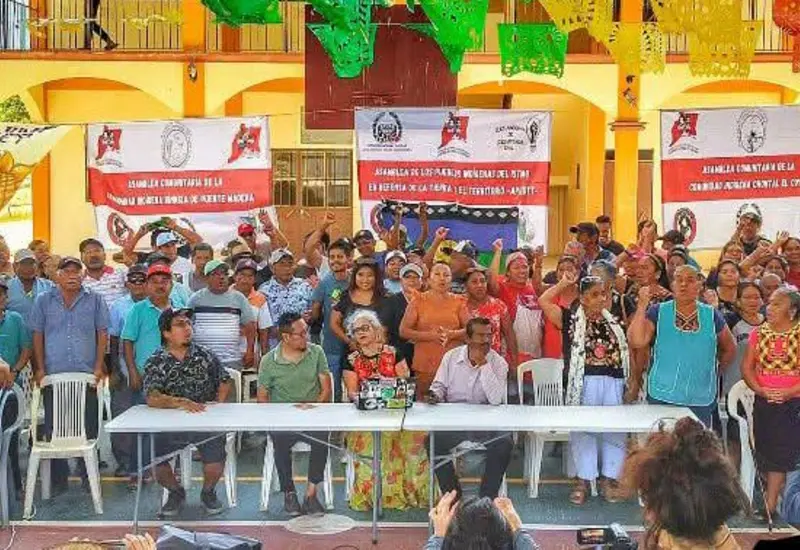 Un grupo de los 21 indígenas de Oaxaca que fueron absueltos, tras ser sentenciados a prisión por defender su tierra.