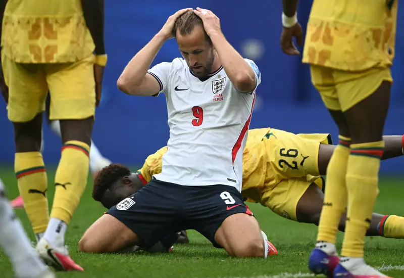 Jugadores de las selecciones de Inglaterra y Ghana disputan el balón durante el partido que terminó en un reñido empate 0-0.