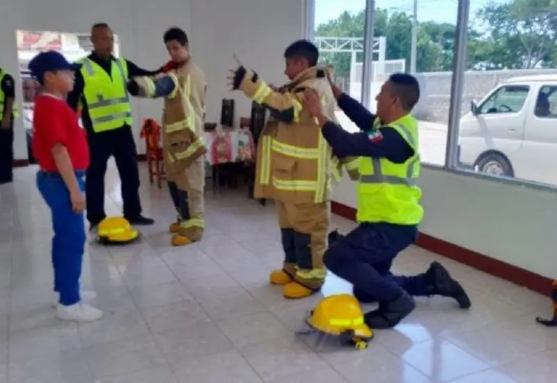 Cartel promocional del curso 'Mini Bomberos en Acción 2026' en Juchitán, informando que las inscripciones comienzan a partir del 1 de julio.