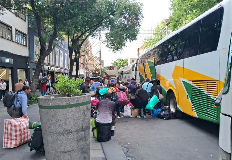 Integrantes de la CNTE comienzan a retirarse del plantón que mantenían sobre la avenida 20 de noviembre, en el Zócalo de la CDMX.