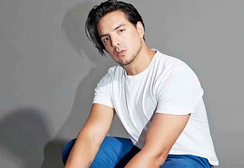 El actor Vadhir Derbez en el centro de la controversia mientras avanza la investigación por la filtración y venta de su expediente legal.