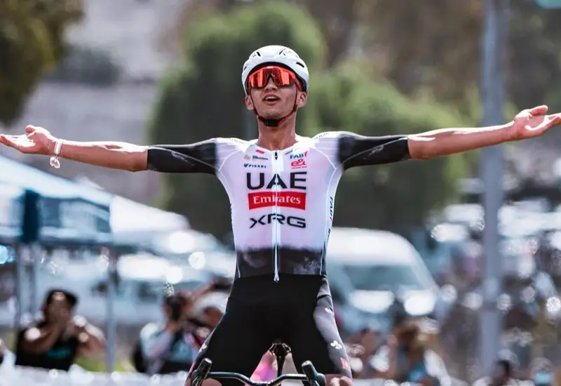 El ciclista mexicano Isaac del Toro, ya recuperado, posa listo para competir en la carrera Tour Auvergne-Rhône-Alpes este año.