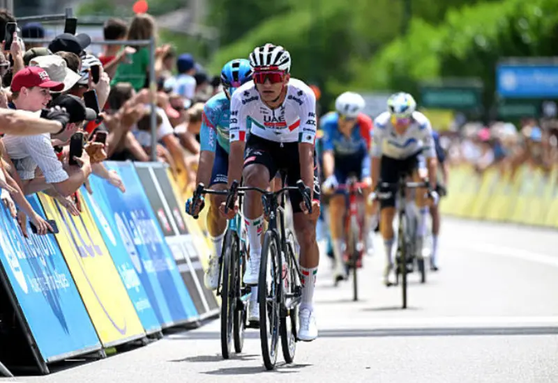 El ciclista mexicano Isaac del Toro compitiendo durante la primera etapa del Tour Auvergne-Rhône-Alpes 2026, donde finalizó en la doceava posición.