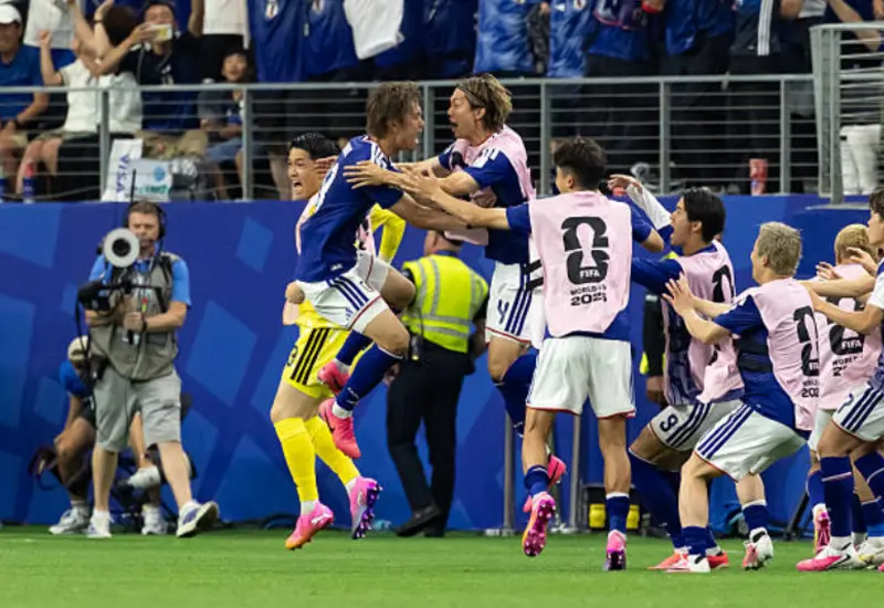 Jugadores de las selecciones de Japón y Países Bajos disputan el balón durante el gran partido que finalizó en un empate a dos goles.