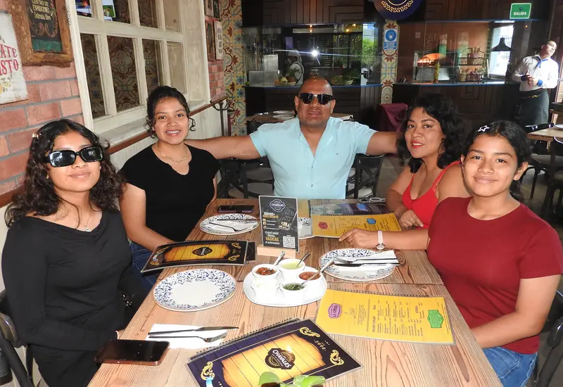 Jessica Camila Velázquez Sánchez celebra su cumpleaños en Oaxaca, posando felizmente con sus padres Francisco y Silvia y sus hermanas Andrea y María.