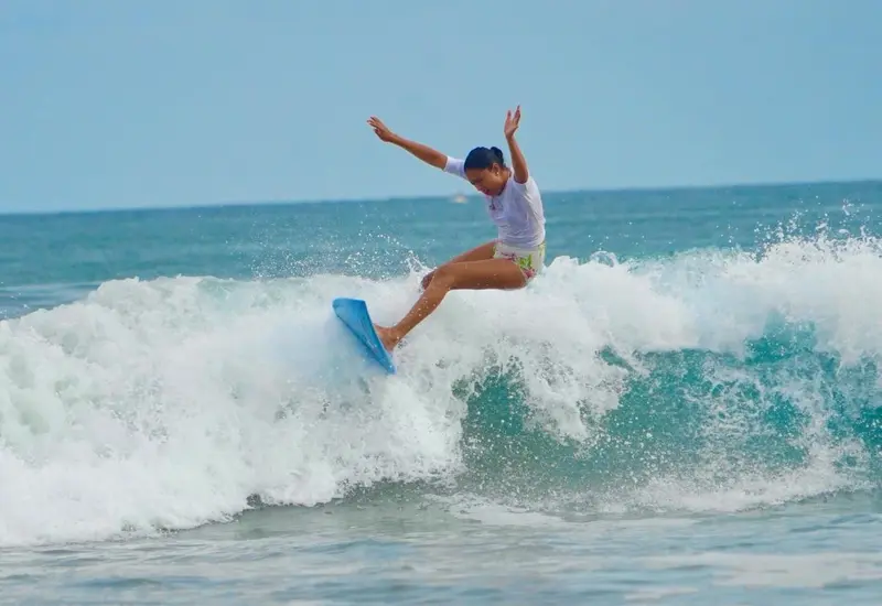 Jóvenes surfistas de Oaxaca muestran su admirable determinación al enfrentar las olas durante la competencia donde el equipo sumó 14 medallas.
