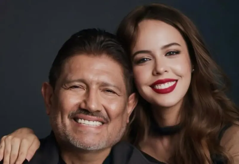 El productor Juan Osorio y su pareja Eva Daniela posan juntos en una foto que generó especulaciones sobre un posible embarazo.