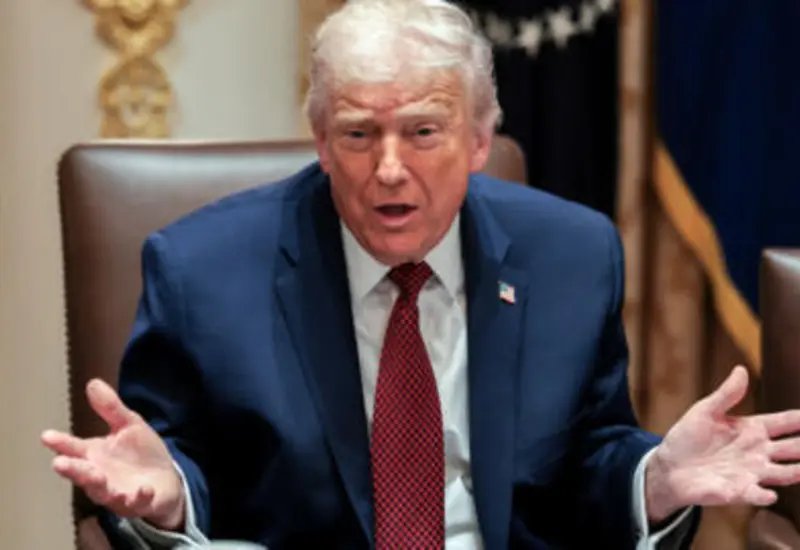 Un tribunal federal de Estados Unidos anula una polémica política migratoria de la era Trump, declarando ilegal la medida que afectaba a miles de migrantes.