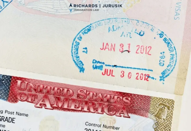 Un mazo de juez simboliza la decisión de la corte federal de anular el aumento a las visas H-1B, un cobro considerado ilegal.