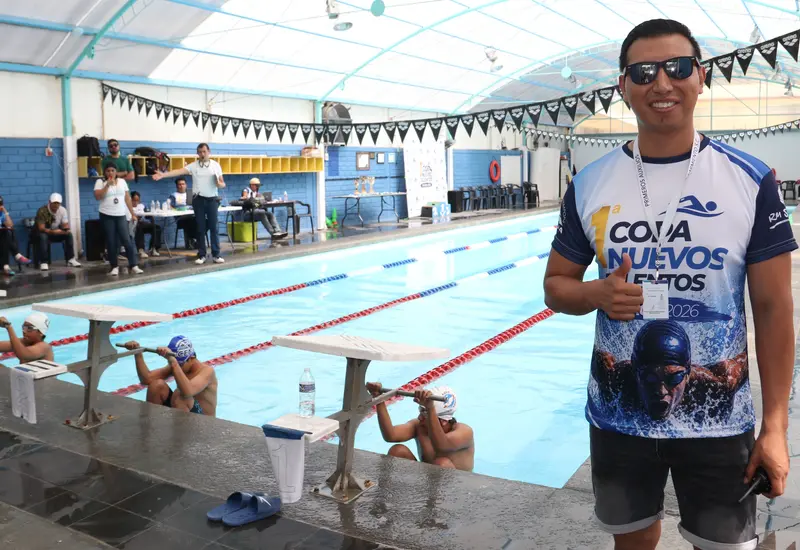 El joven talento Julio León posa para una fotografía durante el evento deportivo de la Fiesta acuática de talentos 2026.