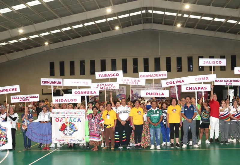 Julio León presente durante la ceremonia de inauguración del Torneo Nacional de Cachibol que se celebra en la ciudad de Oaxaca.