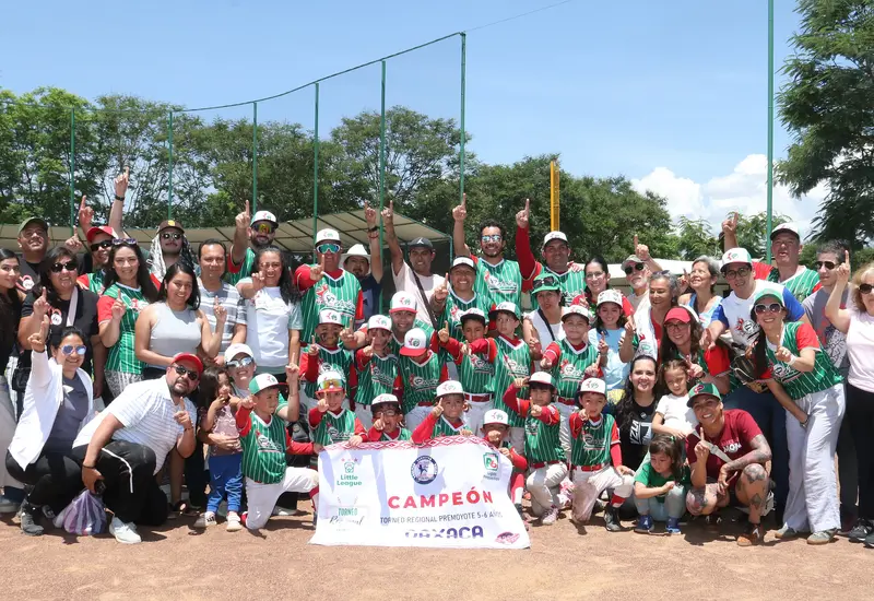 Integrantes del equipo Liga Petrolera, celebran la victoria de su equipo al coronarse campeones del torneo Regional Pre Moyote.