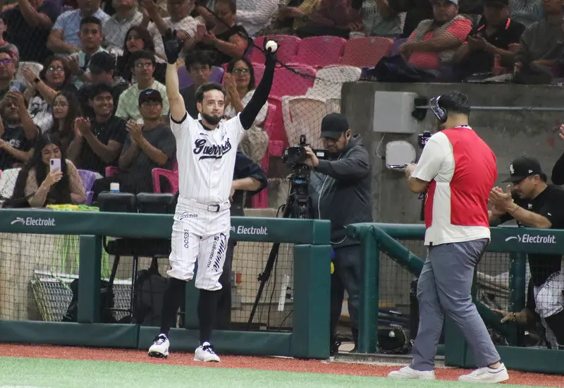 Alex González fue despedido entre una gran ovación de la afición bélica.