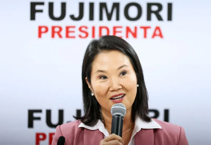 Keiko Fujimori se consolida como presidenta de Perú tras una reñida elección definida por una estrecha diferencia de votos.