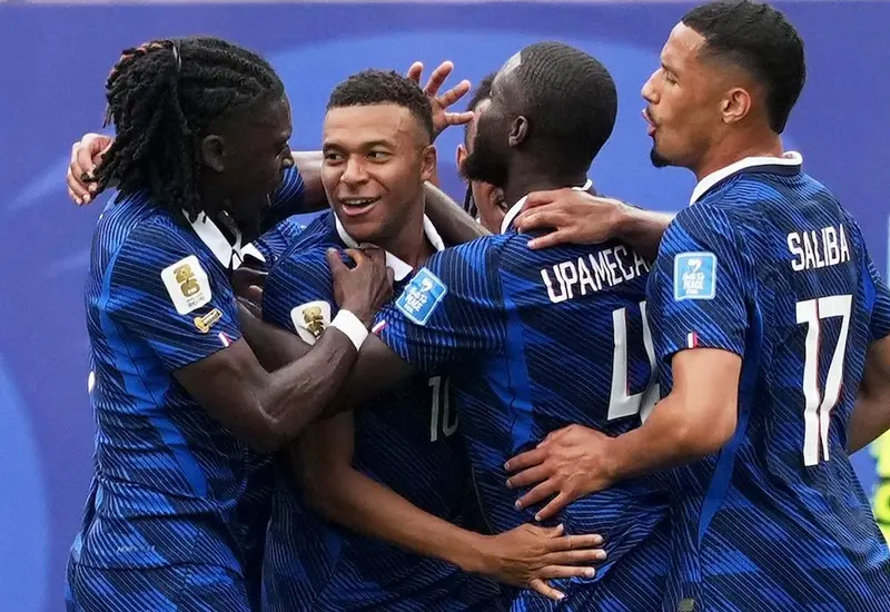 El futbolista Kylian Mbappé celebra uno de sus dos goles durante la victoria de la selección de Francia por 3-0 sobre Irak.