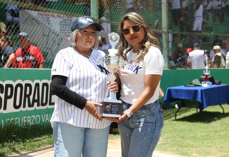 Lety Acevedo es ovacionada por el público mientras recibe un merecido homenaje por su gran apoyo al beisbol de la Liga Vasconcelos.