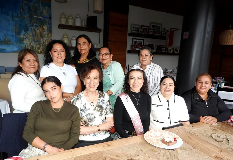 Liliana Guillén celebra su cumpleaños sonriendo junto a su mamá Bety Guillén y sus mejores amigas durante un ameno festejo con café.