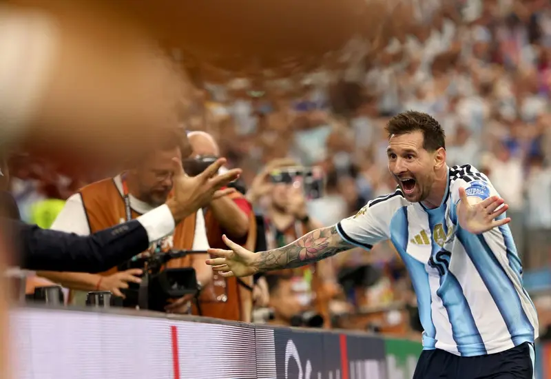 El futbolista argentino Lionel Messi celebra un gol que lo convierte en el máximo goleador en la historia de las Copas Mundiales de Futbol.