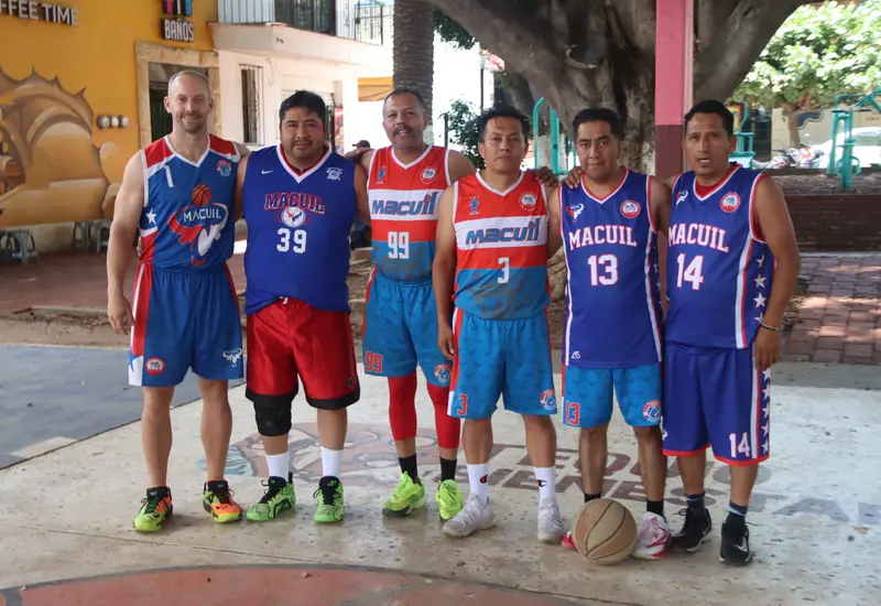 El equipo Macuil celebra su importante victoria en el campo de juego después de salir airoso en un emocionante duelo de volteretas.