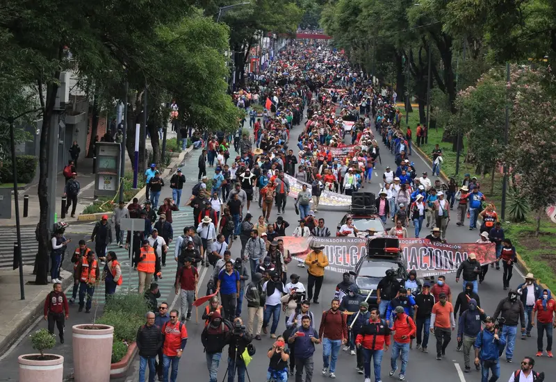 Manifestantes de organizaciones sociales levantan pancartas en una calle durante las protestas por la apertura del Mundial de fútbol.
