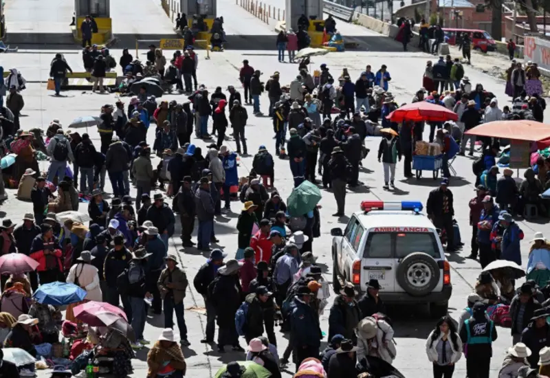 Manifestantes de colectivos sociales en Bolivia protestan en las calles para exigir la renuncia del presidente, mientras intensifican las medidas de presión.