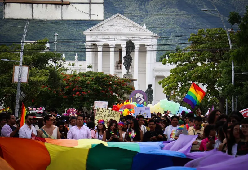 Participantes en la Marcha del Orgullo en Oaxaca se movilizan por la diversidad y los derechos de la comunidad LGBTTTIQAPM+.