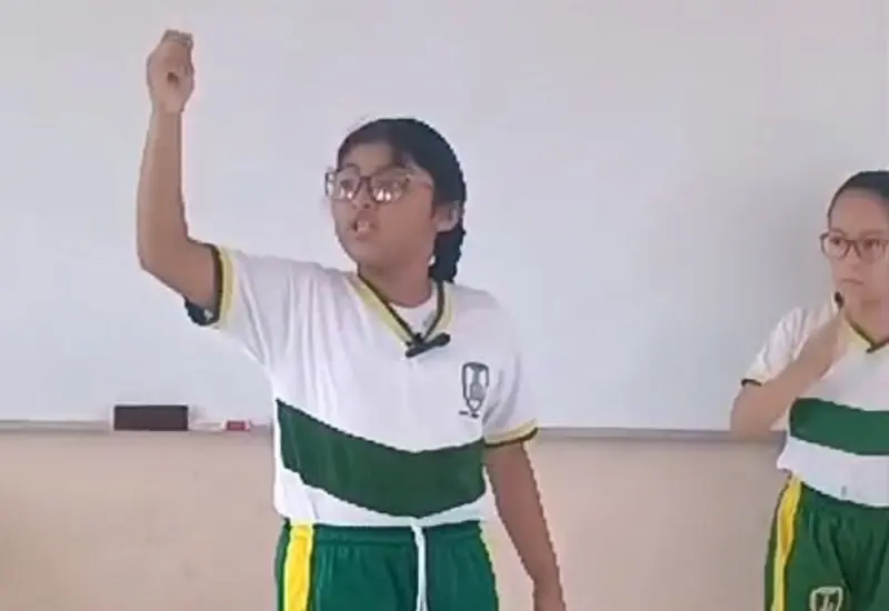María Catalina Santiago Gallegos declama el poema “Juchitán Hermoso” como parte de un esfuerzo por preservar la lengua zapoteca en las nuevas generaciones.